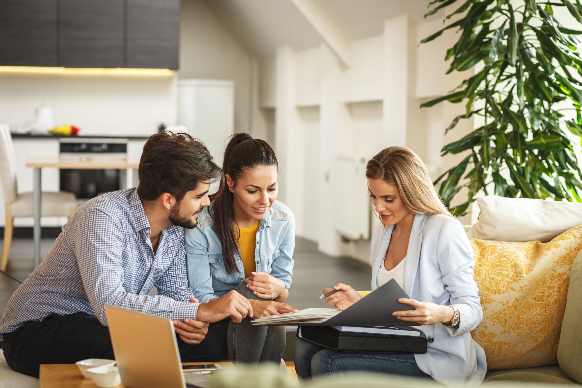 real-estate-agent-in-home_Reduced